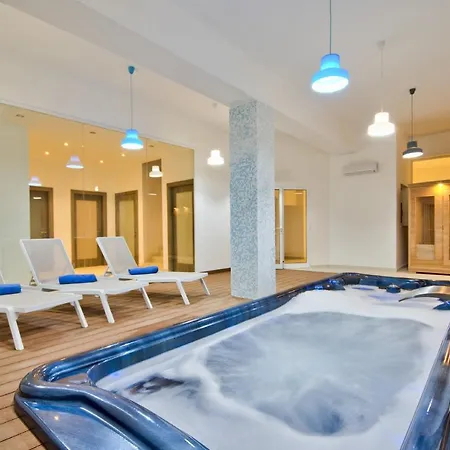 Ida - Indoor Heated Pool, Sauna, Games And Gym فيلة المليحة